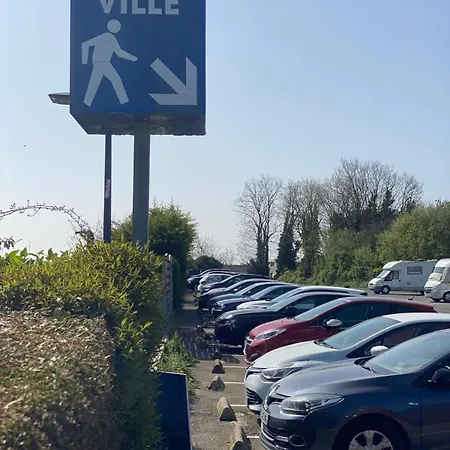 Petit Au Centre De